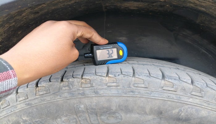 2014 Mahindra XUV500 W8, Diesel, Manual, 1,95,700 km, tyre