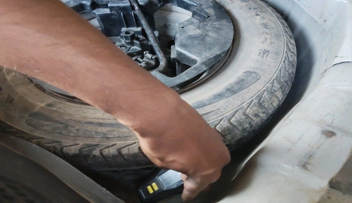 2010 Hyundai i10 MAGNA 1.2, Petrol, Manual, 1,02,436 km, tyre