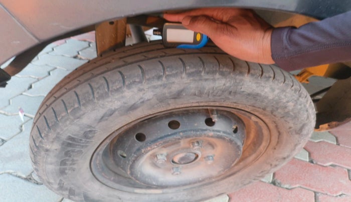 2016 Maruti Alto 800 LXI CNG, CNG, Manual, 1,36,507 km, tyre