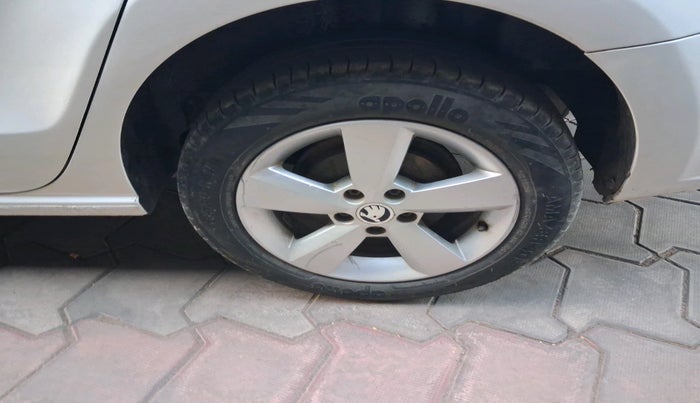 2016 Skoda Rapid 1.5 TDI CR ELEGANCE AT, Diesel, Automatic, 1,43,636 km, tyre