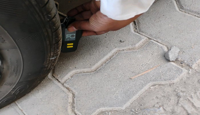 2017 Hyundai Eon ERA +, CNG, Manual, 1,06,611 km, tyre