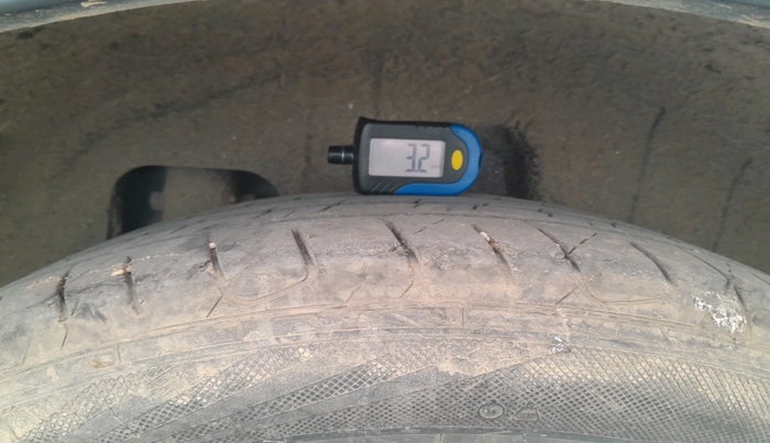 2020 Mahindra XUV300 W8 (O) 1.5 DIESEL, Diesel, Manual, 1,38,452 km, tyre