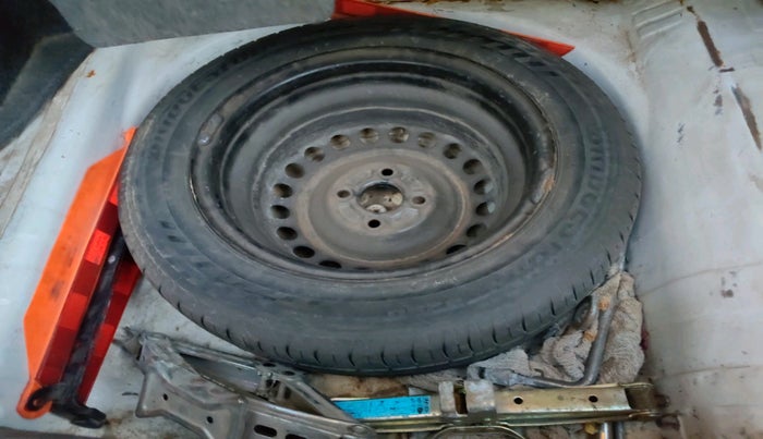 2015 Honda Amaze 1.5L I-DTEC SX, Diesel, Manual, 1,40,484 km, tyre