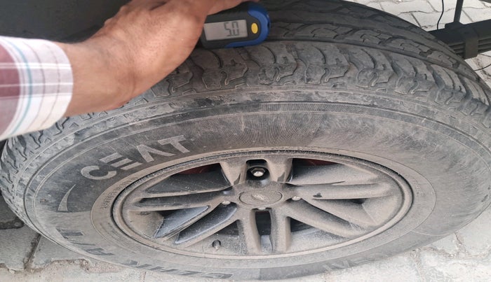 2012 Ford Endeavour 2.5L 4X2 MT, Diesel, Manual, 1,44,793 km, tyre