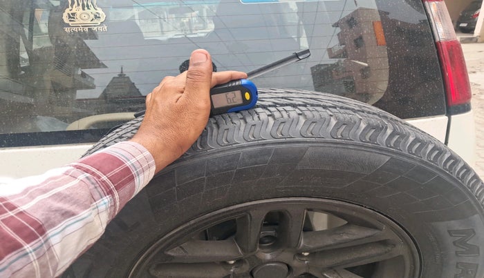 2012 Ford Endeavour 2.5L 4X2 MT, Diesel, Manual, 1,44,793 km, tyre