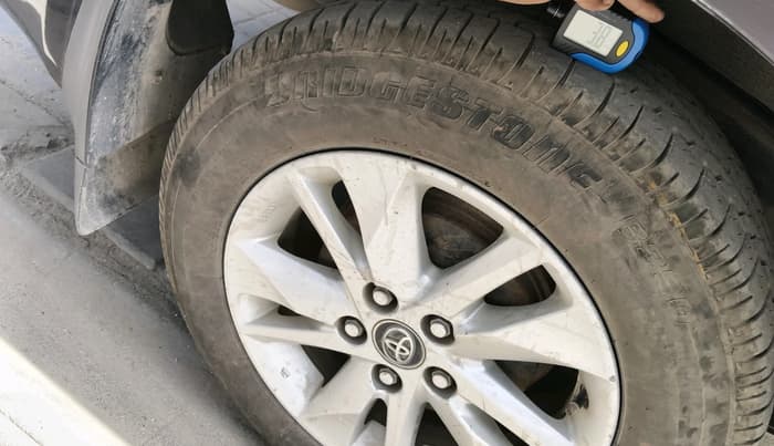 2017 Toyota Innova Crysta 2.8 ZX AT 7 STR, Diesel, Automatic, 1,77,332 km, tyre