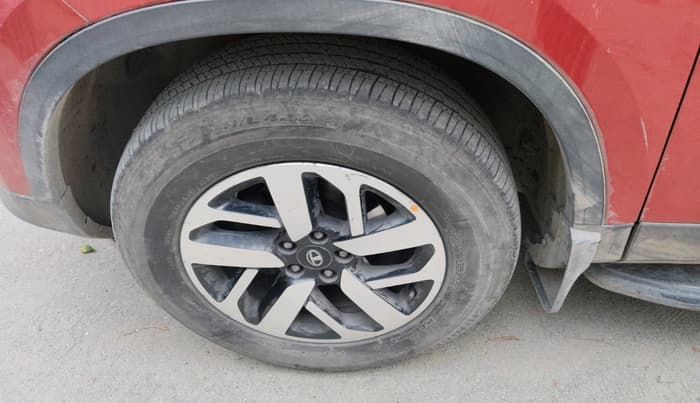 2020 Tata Harrier XZA PLUS 2.0L, Diesel, Automatic, 1,04,139 km, tyre