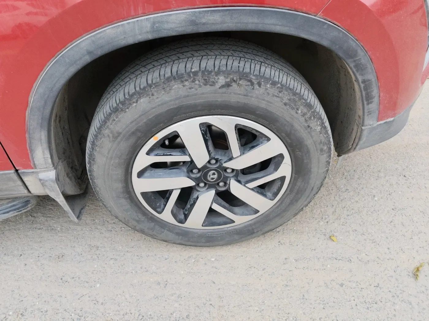 2020 Tata Harrier XZA PLUS 2.0L, Diesel, Automatic, 1,04,139 km, tyre
