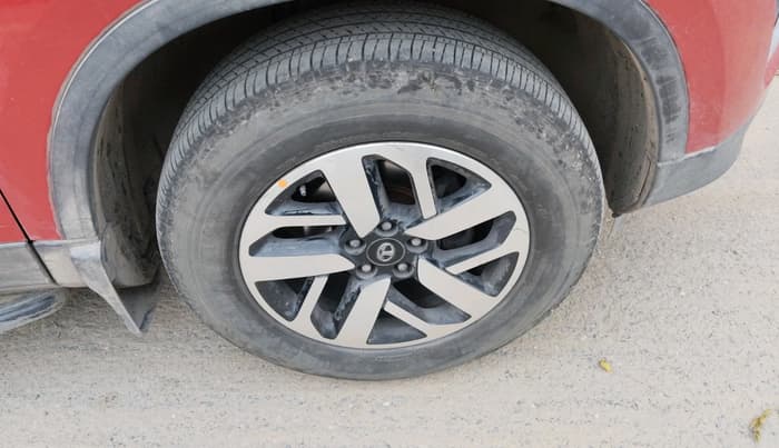 2020 Tata Harrier XZA PLUS 2.0L, Diesel, Automatic, 1,04,139 km, tyre