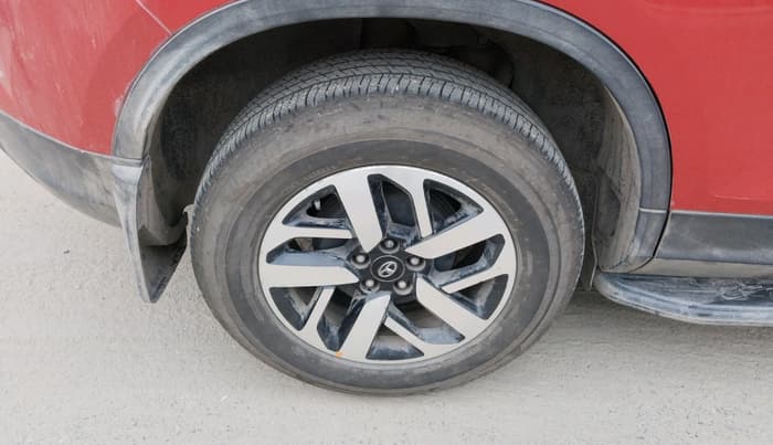 2020 Tata Harrier XZA PLUS 2.0L, Diesel, Automatic, 1,04,139 km, tyre