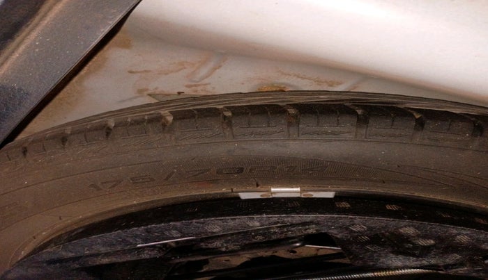 2018 Volkswagen Polo HIGHLINE PLUS 1.0 16 ALLOY, Petrol, Manual, 1,73,233 km, tyre