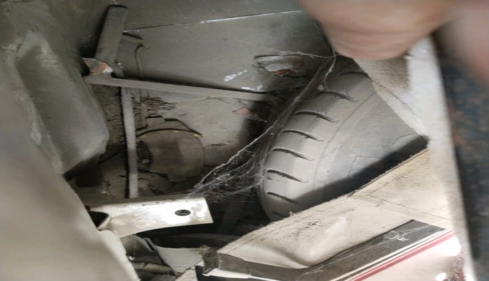 2011 Hyundai Eon D-LITE, CNG, Manual, 2,18,234 km, tyre