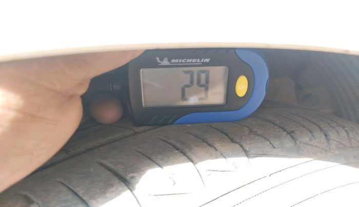 2011 Hyundai Eon D-LITE, CNG, Manual, 2,18,234 km, tyre