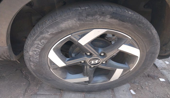 2019 Hyundai VENUE SX PLUS 1.0 TURBO DCT, Petrol, Automatic, 5,99,367 km, tyre