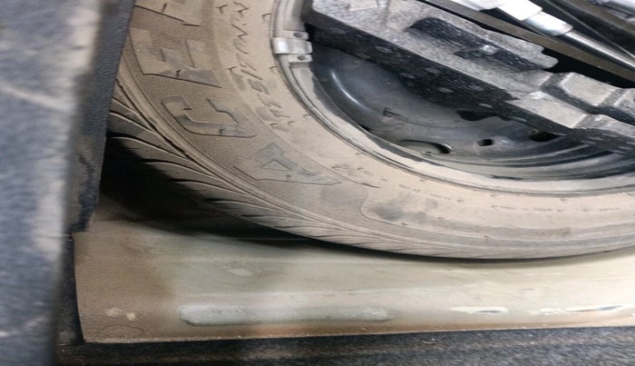 2011 Volkswagen Polo HIGHLINE 1.6L, Petrol, Manual, 87,077 km, tyre