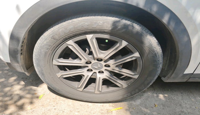 2023 Mahindra XUV700 AX 7 LUXURY D AT 7 STR, Diesel, Automatic, 58,087 km, tyre