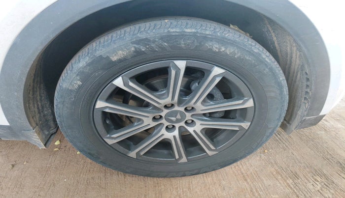 2023 Mahindra XUV700 AX 7 LUXURY D AT 7 STR, Diesel, Automatic, 58,087 km, tyre