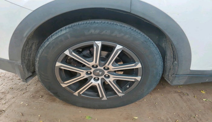 2023 Mahindra XUV700 AX 7 LUXURY D AT 7 STR, Diesel, Automatic, 58,087 km, tyre