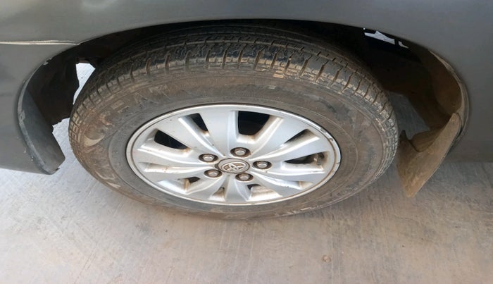 2011 Toyota Innova V 2.5 8 STR, Diesel, Manual, 1,04,651 km, tyre