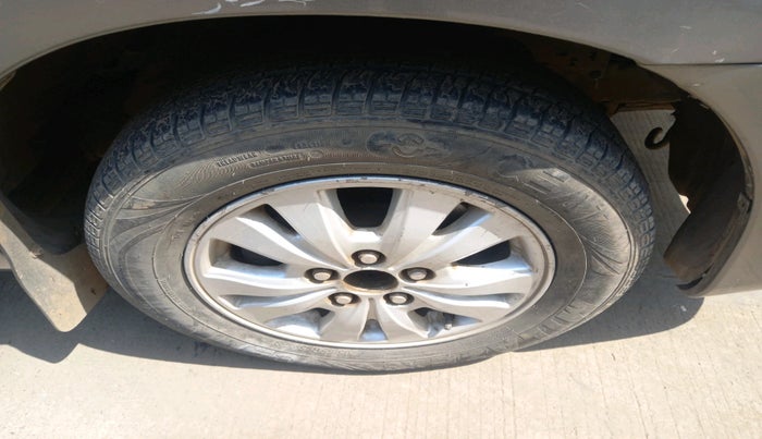 2011 Toyota Innova V 2.5 8 STR, Diesel, Manual, 1,04,651 km, tyre