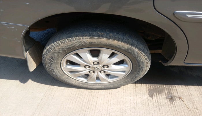 2011 Toyota Innova V 2.5 8 STR, Diesel, Manual, 1,04,651 km, tyre