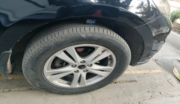 2012 Hyundai Santa Fe 4 WD, Diesel, Manual, 1,07,638 km, tyre