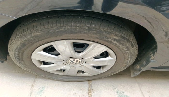 2011 Volkswagen Vento TRENDLINE 1.6, Petrol, Manual, 1,04,090 km, tyre
