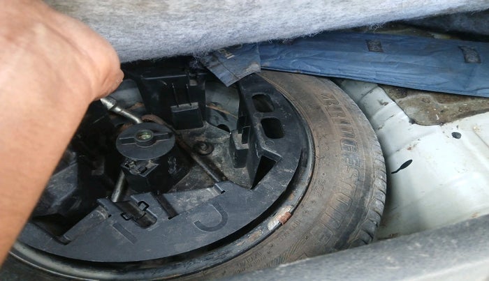 2017 Mahindra Kuv100 K8 6 STR, Petrol, Manual, 61,721 km, tyre