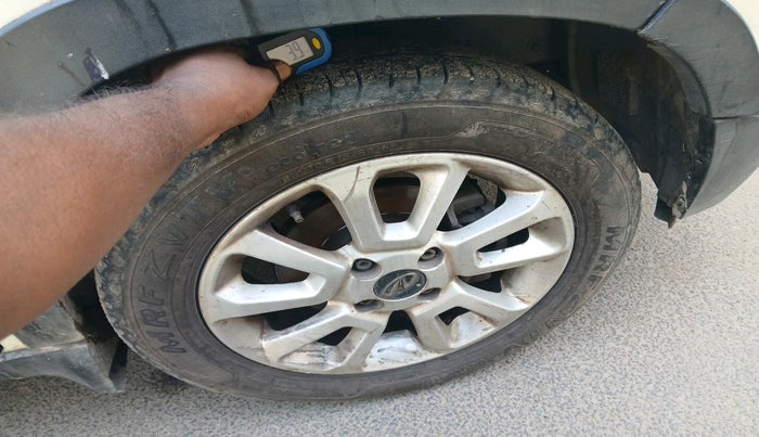 2017 Mahindra Kuv100 K8 6 STR, Petrol, Manual, 61,721 km, tyre