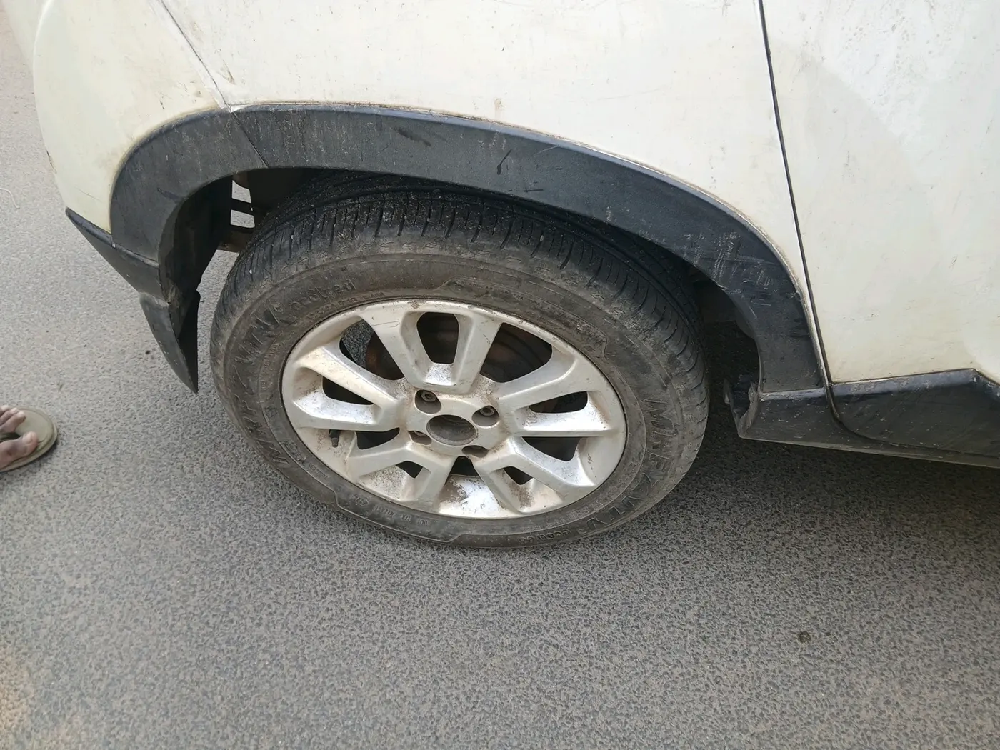 2017 Mahindra Kuv100 K8 6 STR, Petrol, Manual, 65,000 km, tyre