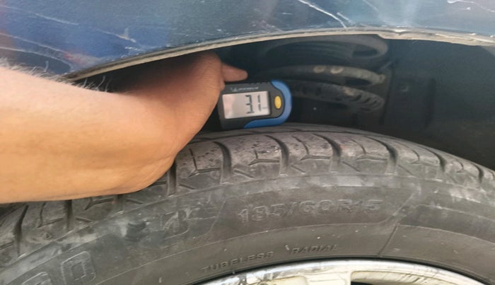 2011 Volkswagen Vento HIGHLINE 1.6 MPI, Petrol, Manual, 1,53,308 km, tyre