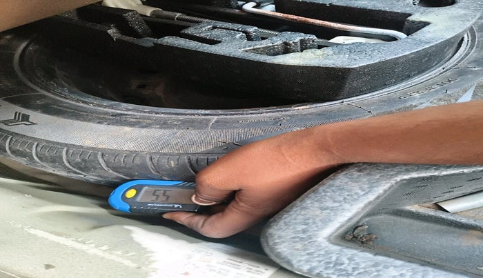 2011 Volkswagen Vento HIGHLINE 1.6 MPI, Petrol, Manual, 1,53,308 km, tyre