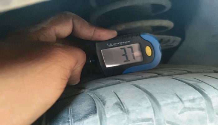 2011 Volkswagen Vento HIGHLINE 1.6 MPI, Petrol, Manual, 1,53,308 km, tyre