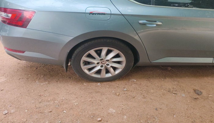 2016 Skoda Superb L&K 1.8 TSI AT, Petrol, Automatic, 68,916 km, tyre