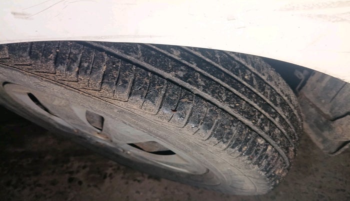 2013 Hyundai i10 ERA 1.1, CNG, Manual, 1,26,300 km, tyre