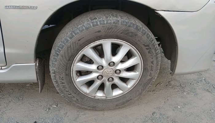 2014 Toyota Innova 2.5 VX 7 STR, Diesel, Manual, 1,68,857 km, tyre