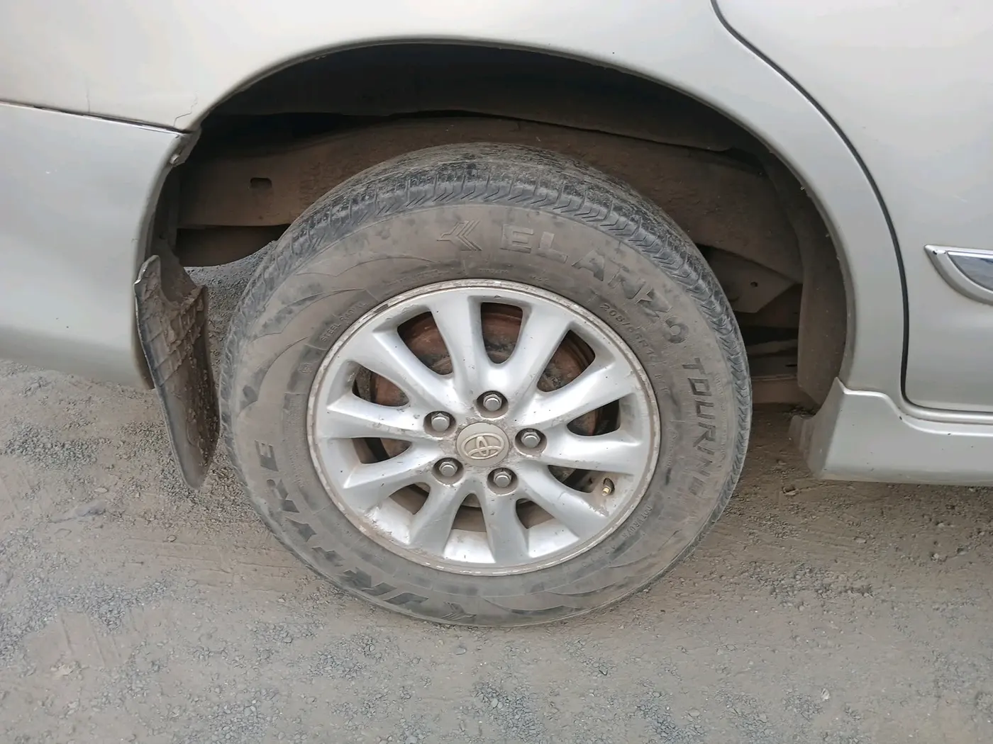 2014 Toyota Innova 2.5 VX 7 STR, Diesel, Manual, 1,68,857 km, tyre