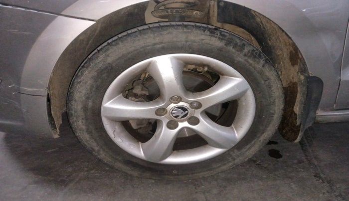 2015 Skoda Rapid 1.5 TDI CR AMBITION WITH ALLOY, Diesel, Manual, 2,09,444 km, tyre