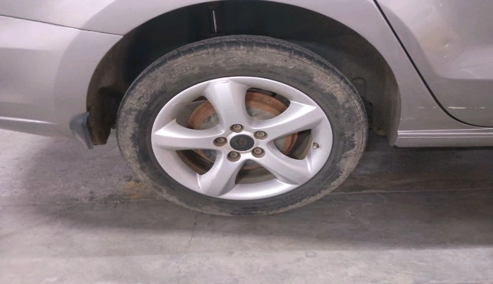 2015 Skoda Rapid 1.5 TDI CR AMBITION WITH ALLOY, Diesel, Manual, 2,09,444 km, tyre