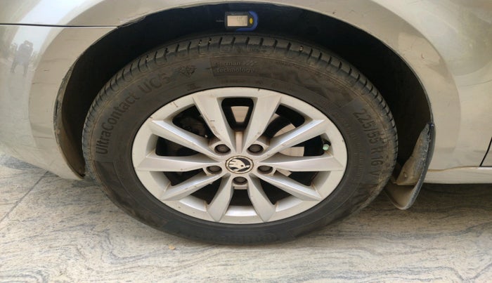 2014 Skoda Octavia ELEGANCE 2.0 TDI AT, Diesel, Automatic, 1,42,517 km, tyre