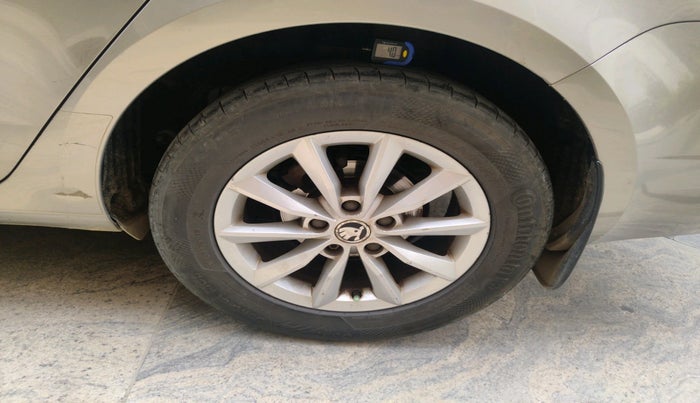 2014 Skoda Octavia ELEGANCE 2.0 TDI AT, Diesel, Automatic, 1,42,517 km, tyre