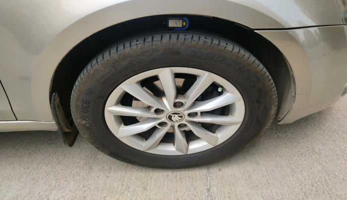 2014 Skoda Octavia ELEGANCE 2.0 TDI AT, Diesel, Automatic, 1,42,517 km, tyre