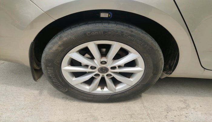 2014 Skoda Octavia ELEGANCE 2.0 TDI AT, Diesel, Automatic, 1,42,517 km, tyre