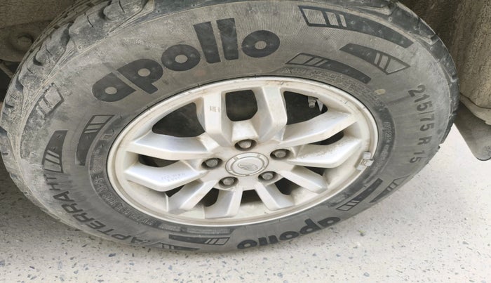 2017 Mahindra TUV300 T4, Diesel, Manual, 60,049 km, tyre