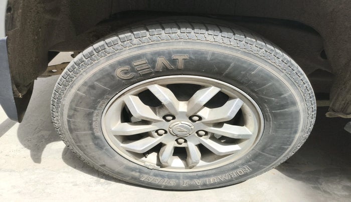 2017 Mahindra TUV300 T4, Diesel, Manual, 60,049 km, tyre