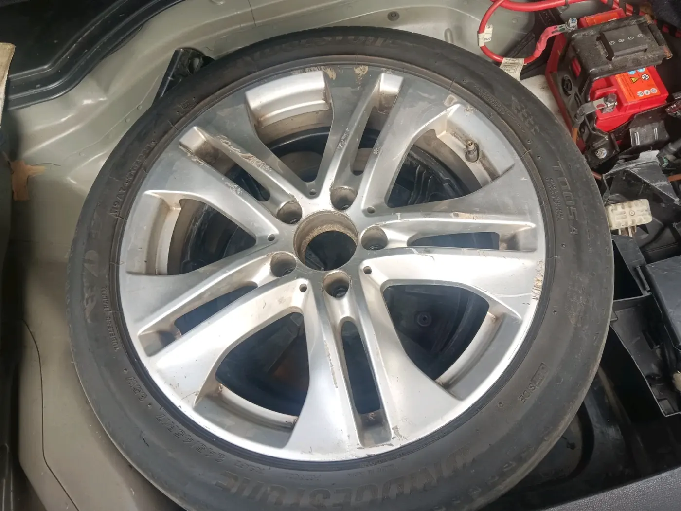 2013 Mercedes Benz E Class E 250 CDI ELEGANCE, Diesel, Automatic, 1,25,392 km, tyre