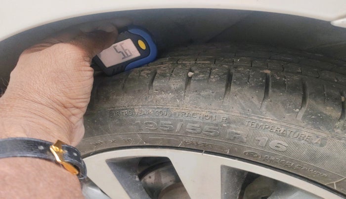 2013 Hyundai Verna FLUIDIC 1.6 CRDI SX, Diesel, Manual, 1,04,074 km, tyre