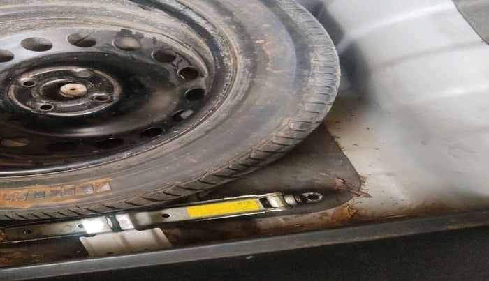 2013 Hyundai Verna FLUIDIC 1.6 CRDI SX, Diesel, Manual, 1,04,074 km, tyre