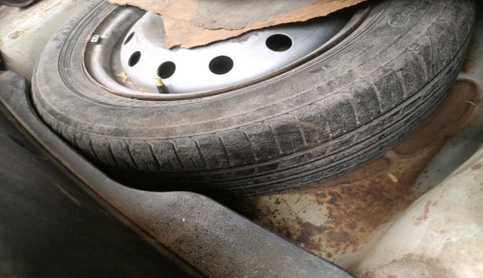 2015 Maruti Swift Dzire LXI, CNG, Manual, 2,50,475 km, tyre