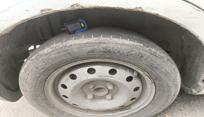 2015 Maruti Swift Dzire LXI, CNG, Manual, 2,50,475 km, tyre